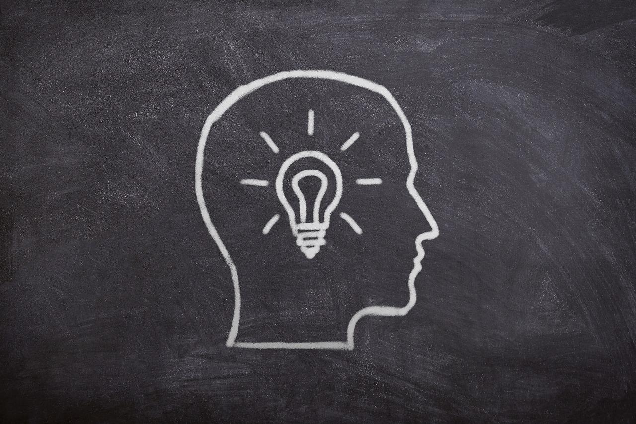 gezeichneter kopf in weiß mit einer glühbirne